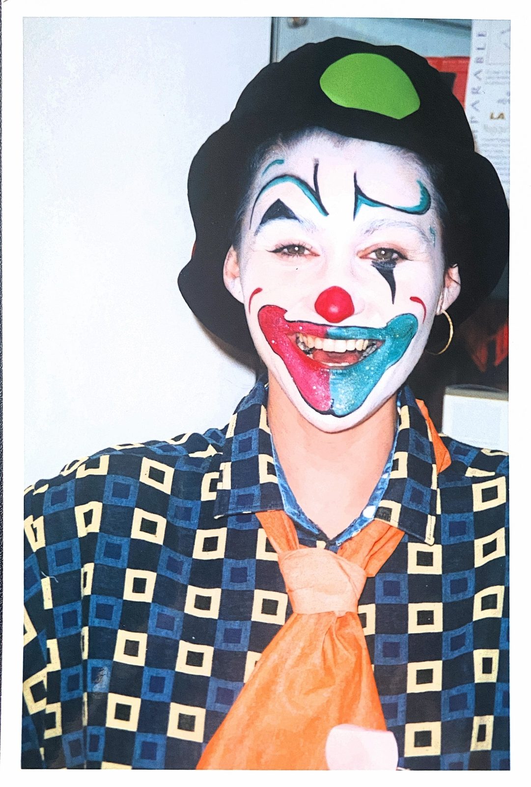 Maquillage artistique de clown, sourire rouge et bleu