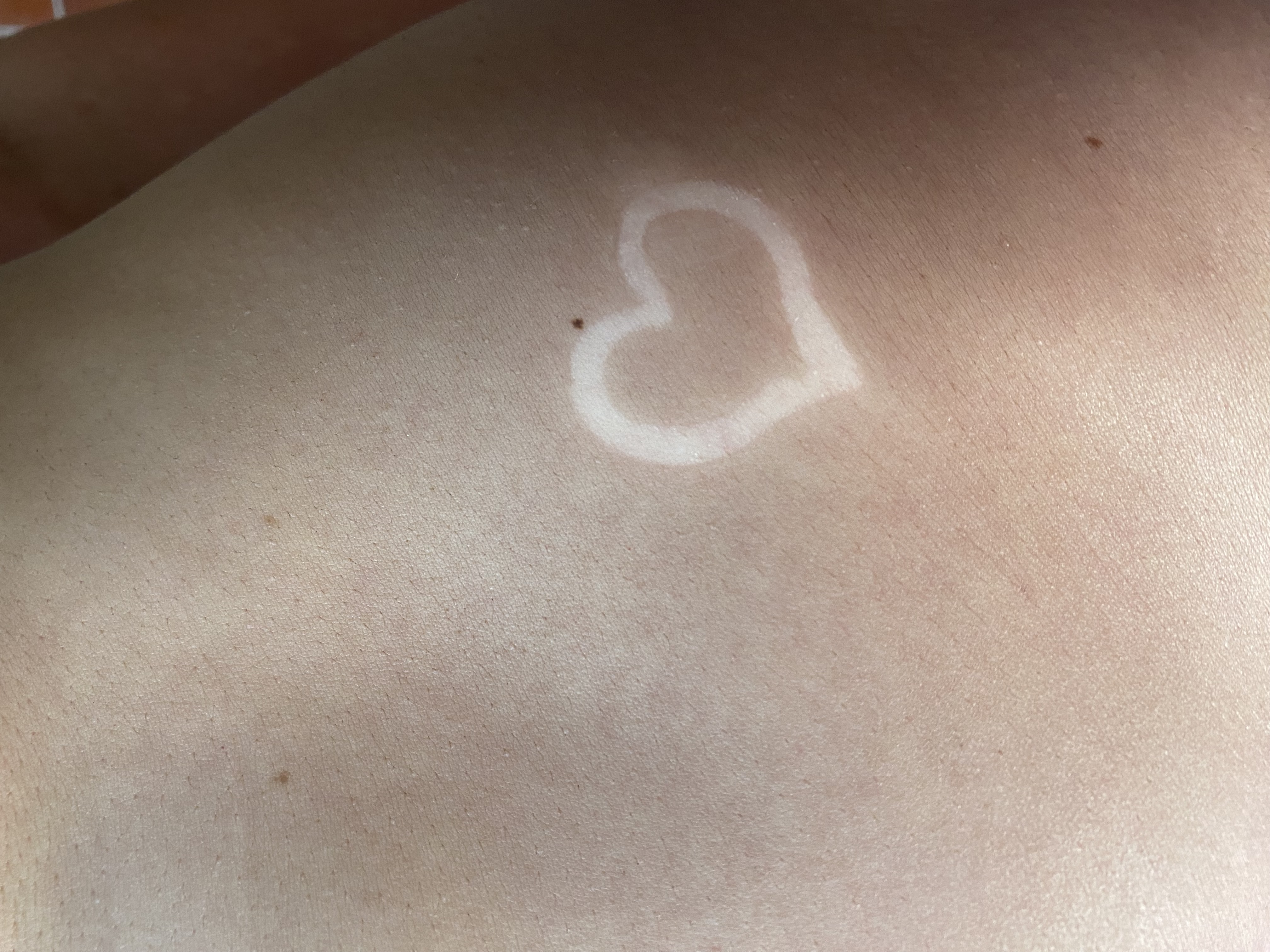 Un cœur dessiné sur la peau par le bronzage sans UV