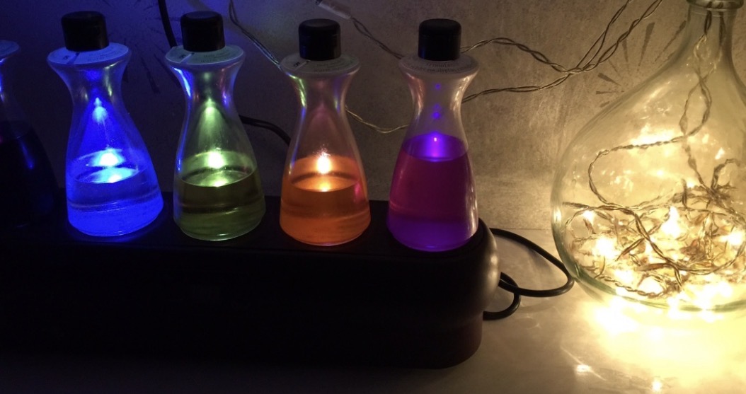 Flacons d'huiles de massage colorés et lumineux