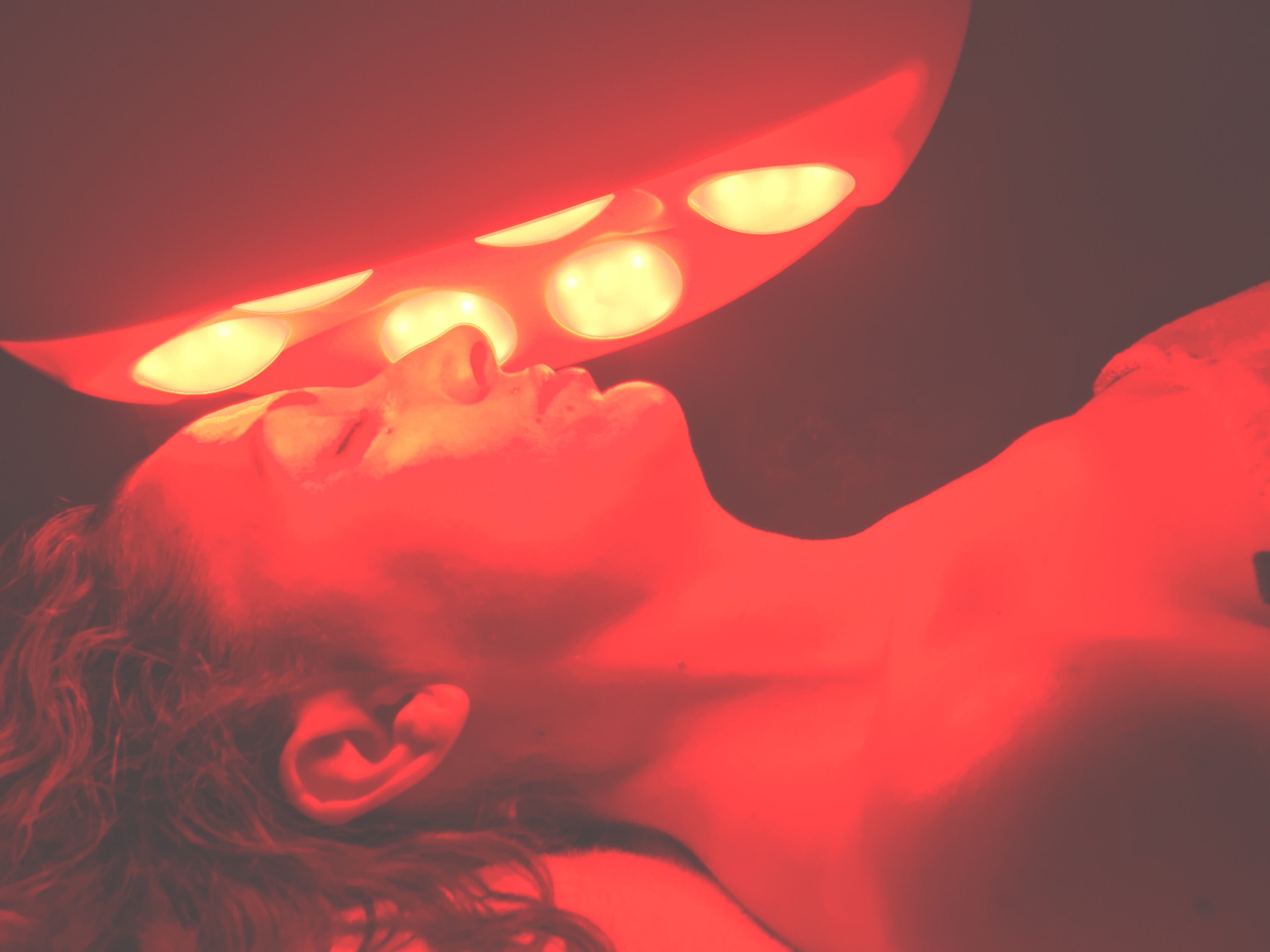Séance de lumière LED, lampe rouge au-dessus du visage