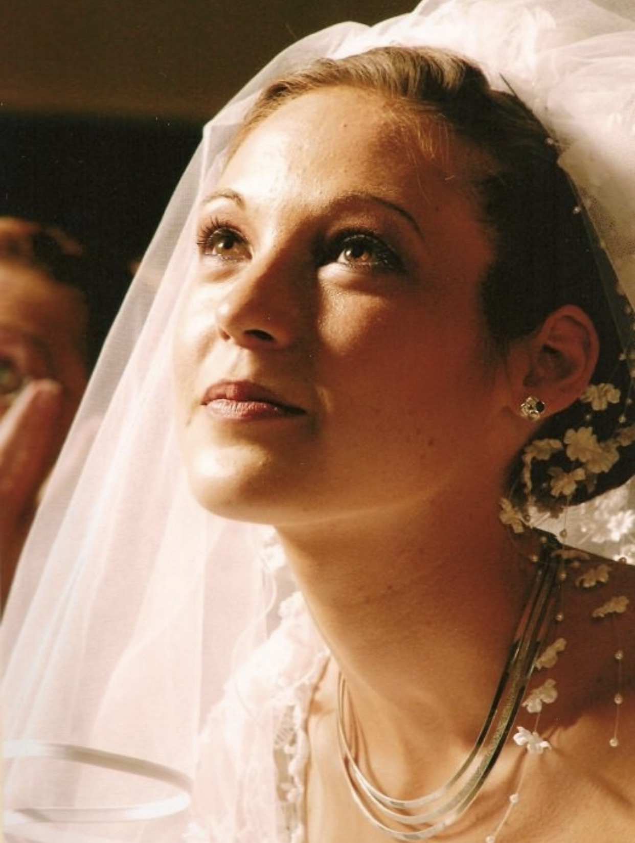 Mariée sous son voile, maquillage lumineux et naturel