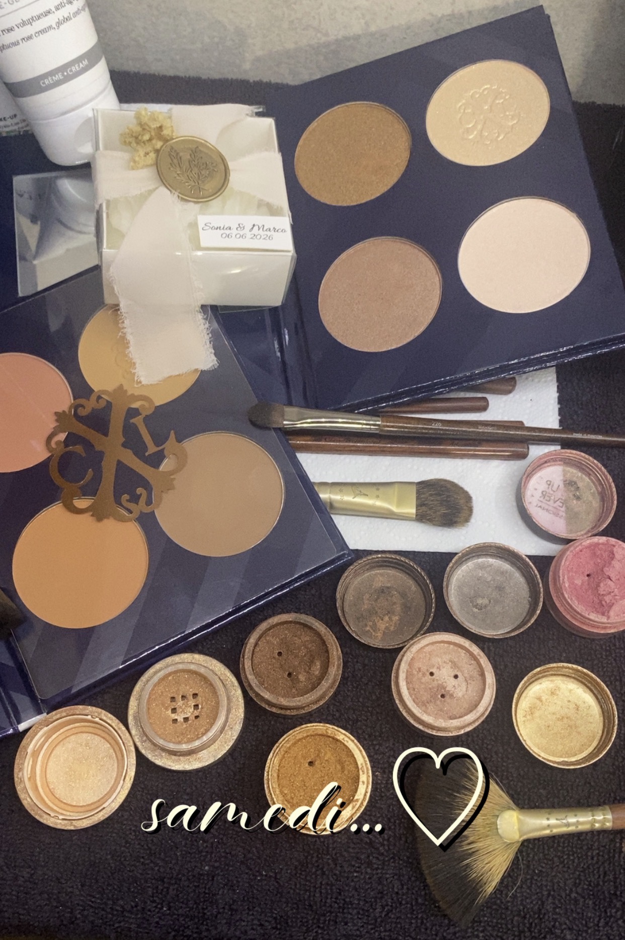 Pinceaux de maquillage et dragées de mariage
