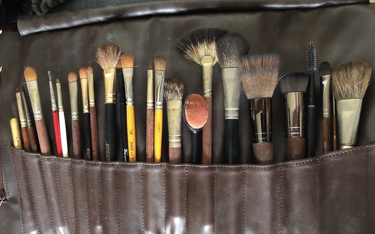 Pinceaux de maquillage professionnels dans leur trousse