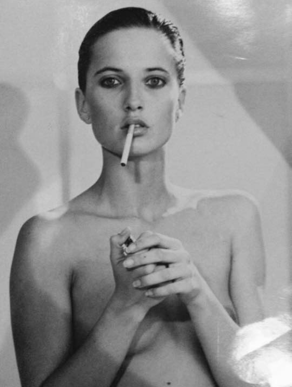 Portrait féminin en noir et blanc, esprit éditorial
